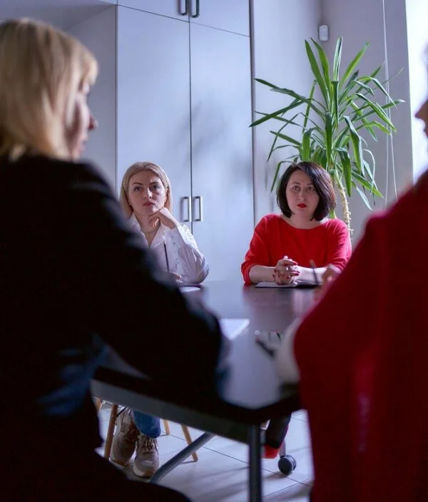Náhlá absence, nemoc jednatele a společníka: Jak to řešit v praxi