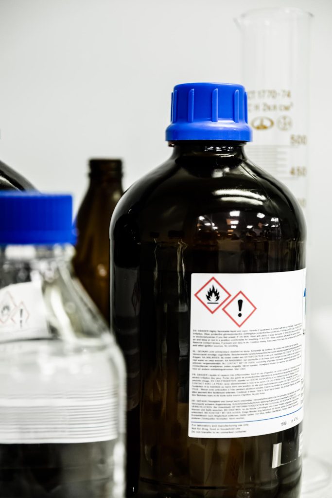 Chemické látky ve škole pod kontrolou 2026: Legislativa, bezpečnost a kontroly