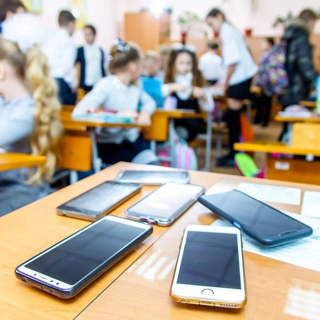 Zákaz mobilů a chytrých hodinek ve škole 2027